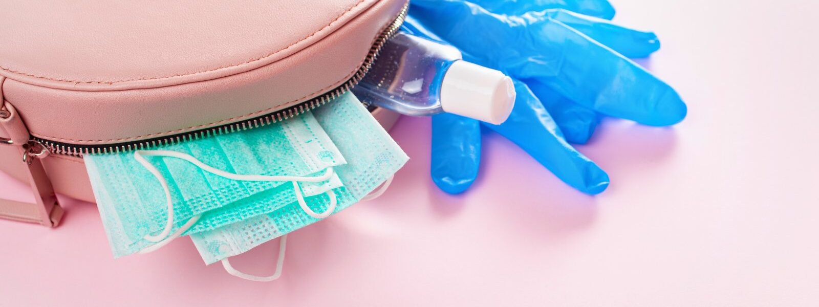 Pierwsza pomoc a kontakt z krwią – jak unikać zakażeń? 1 protective medical mask sanitizer gel and gloves 2024 10 16 21 01 33 utc