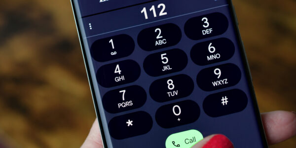 wezwać służby ratunkowe