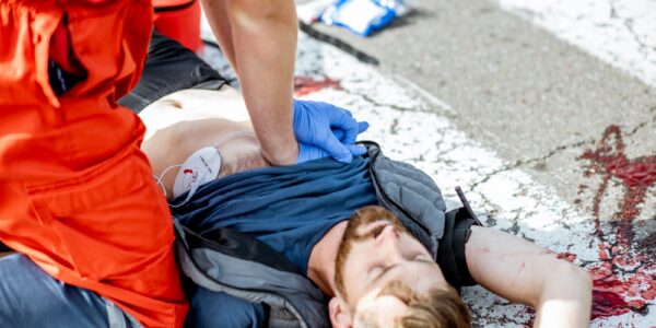 ratownik udziela pierwszej pomocy