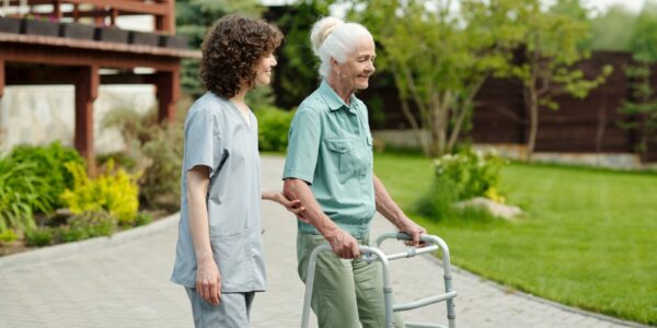 pielęgniarka pomaga seniorce