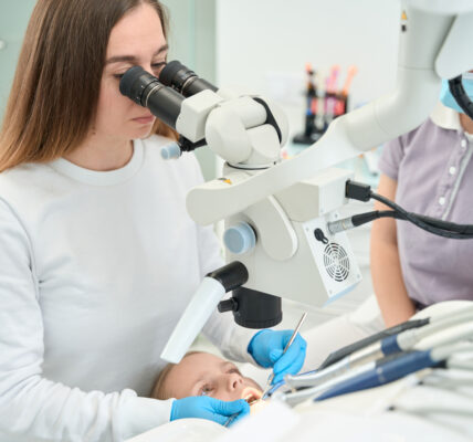 Leczenie zębów pod mikroskopem — na czym polega i kiedy ma największy sens 1 Jak mikroskop pomaga uratować zęby