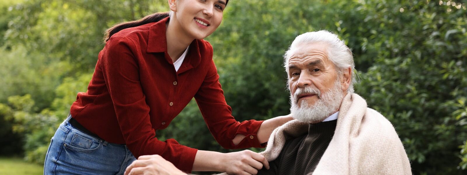 Opiekun seniora nie zastępuje personelu medycznego – jak rozpoznać granice swojej odpowiedzialności? 1 woman helping senior man on park bench 2026 09 22 11 27 54 utc