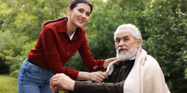 Opiekun seniora nie zastępuje personelu medycznego – jak rozpoznać granice swojej odpowiedzialności? 29 woman helping senior man on park bench 2026 09 22 11 27 54 utc